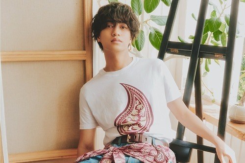 エトロのキンプリ髙橋海人描き下ろしペイズリー柄コラボウェア、Tシャツやトートバッグなど全21型