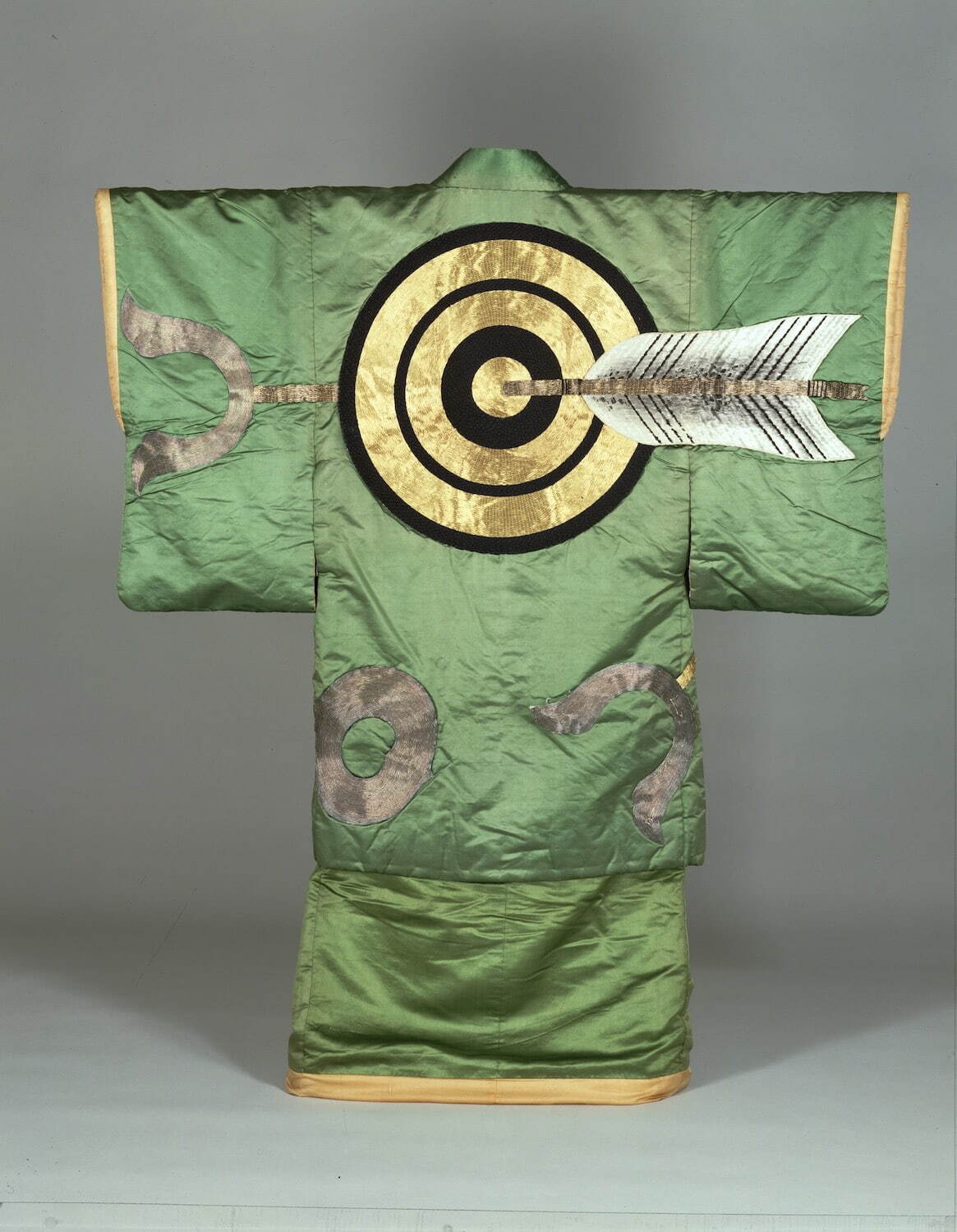 《羽織・着付 萌黄繻子地的矢模様》 坂東三津江所用 高木キヨウ氏寄贈
江戸時代 19世紀 東京国立博物館蔵 ［通期展示］