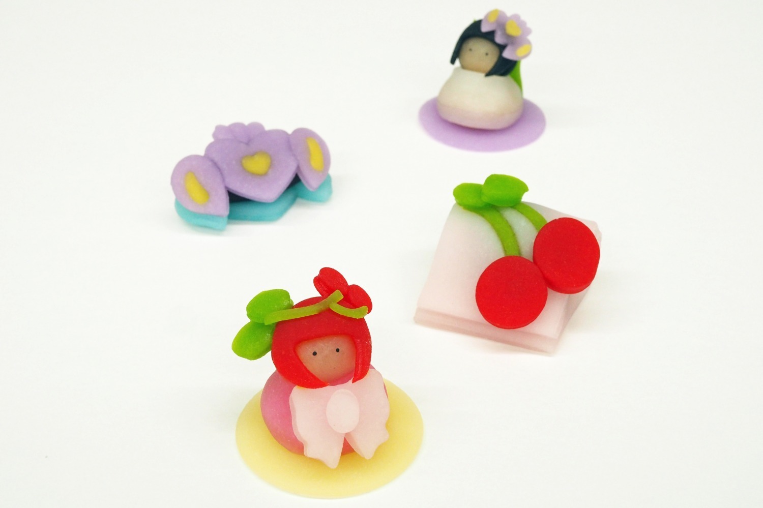 聖護院八ッ橋総本店の「ニキニキ」“さくらんぼ＆紫色の花”モチーフの生八ッ橋、京都駅の店舗で