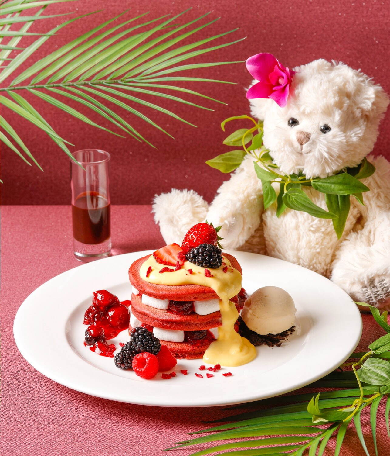 ザ ストリングス 表参道「レッドベリーベルベットパンケーキ」甘酸っぱいベリー×濃厚カスタードソース｜写真1