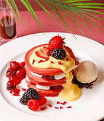 ザ ストリングス 表参道「レッドベリーベルベットパンケーキ」甘酸っぱいベリー×濃厚カスタードソース｜写真3