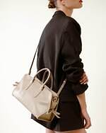 人気ブランドレディースバッグ【2025年秋】おしゃれなショルダーバッグや斜め掛け、本革トートなど｜写真44