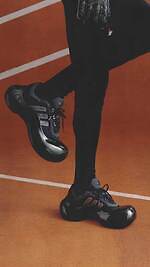 アディダス オリジナルス×アヴァヴァヴ、“ぷっくり厚底”スニーカー＆プリーツ連なるトラックパンツ｜写真22