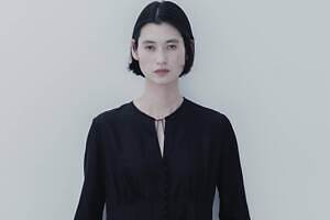 マメ クロゴウチ ベーシックス“マルチボタン華やぐ”ドレスなど、オールブラックの上質シルク＆ウールで | マメ クロゴウチ
