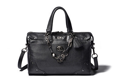 コーチ×アンブッシュ、「コーチ新宿」オープン記念でバッグチャームを限定発売