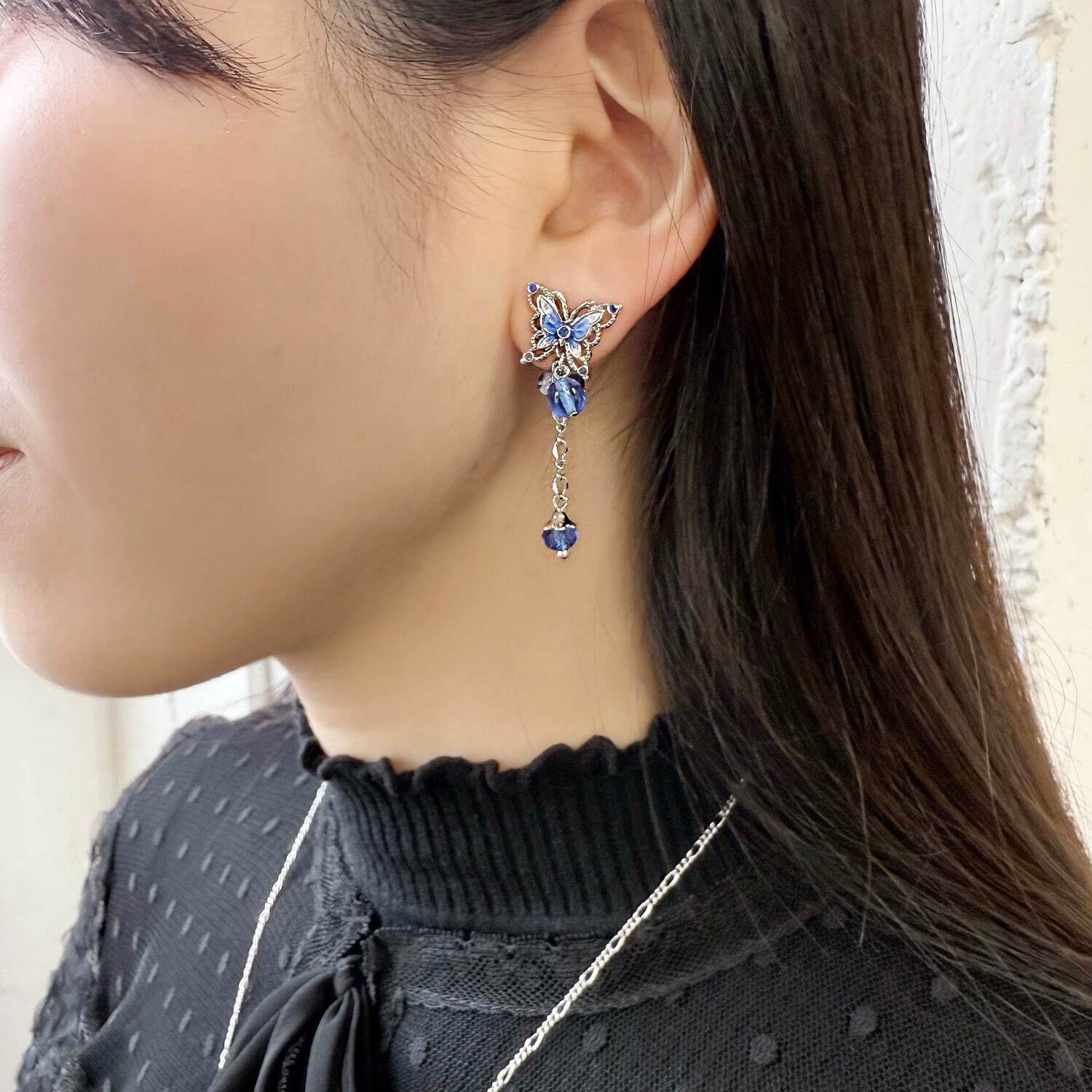 アナ スイ“涼やかブルーの蝶”アクセサリー、カットガラス煌めくネックレスや揺れるチャーム付きピアス｜写真10