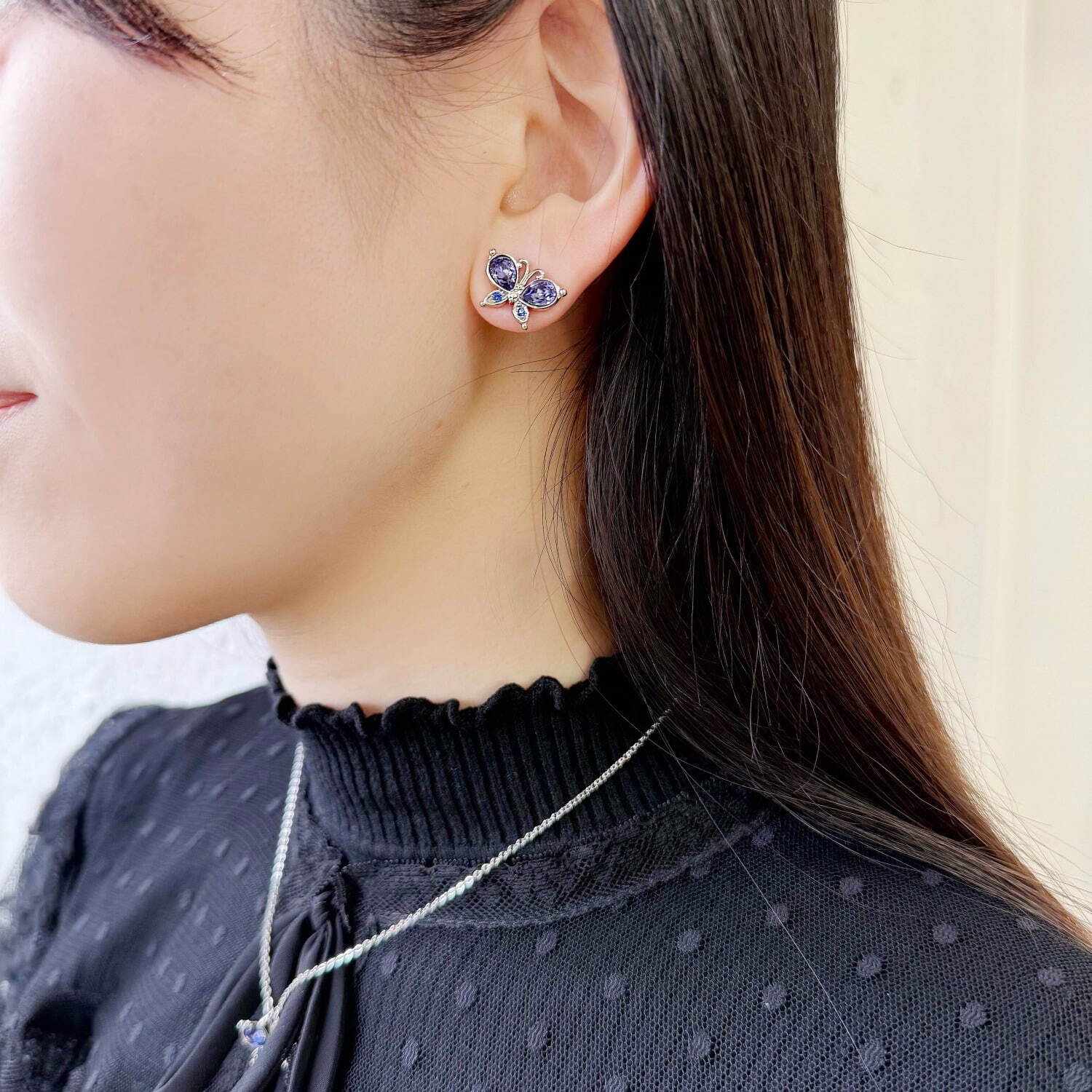 アナ スイ“涼やかブルーの蝶”アクセサリー、カットガラス煌めくネックレスや揺れるチャーム付きピアス｜写真11