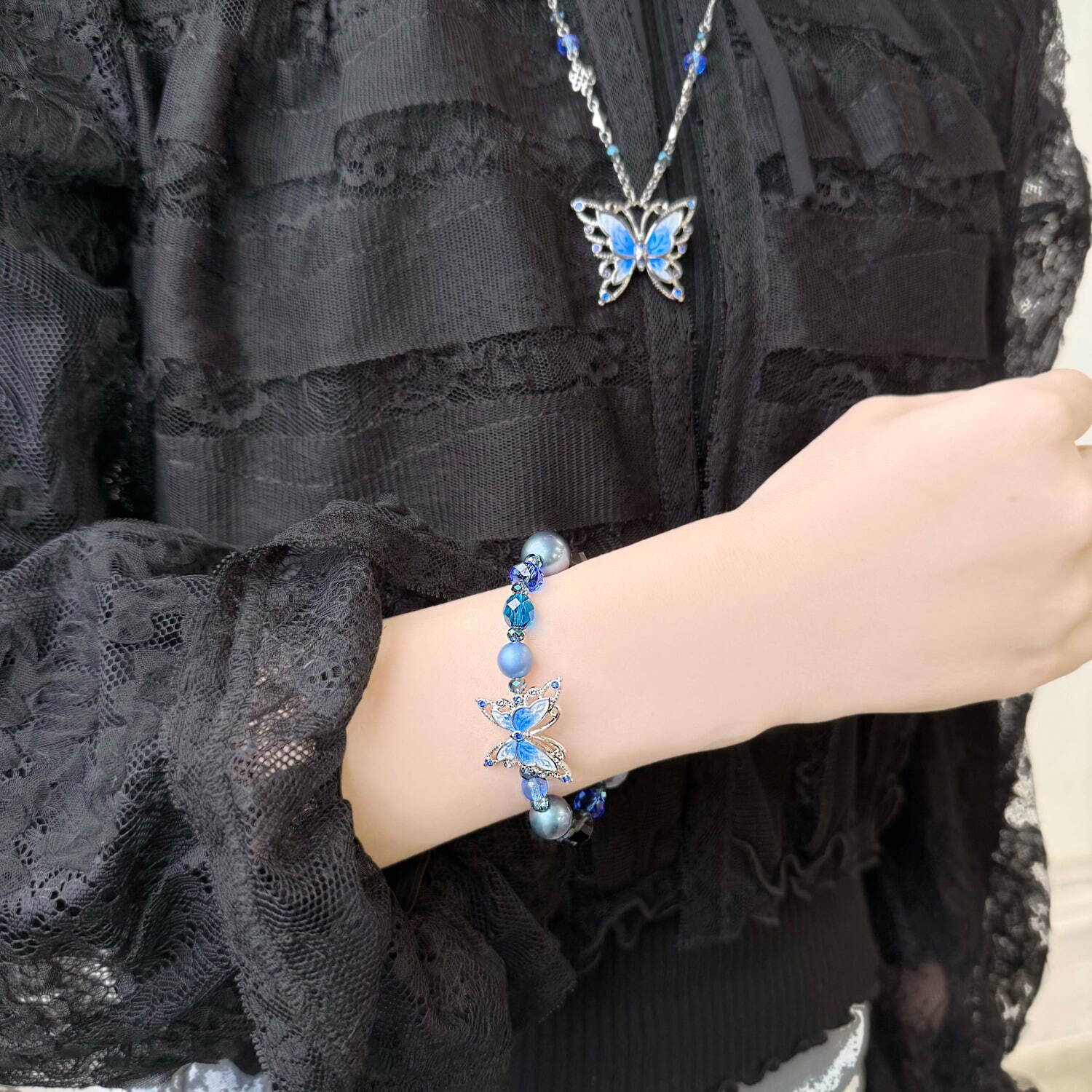 アナ スイ“涼やかブルーの蝶”アクセサリー、カットガラス煌めくネックレスや揺れるチャーム付きピアス｜写真12