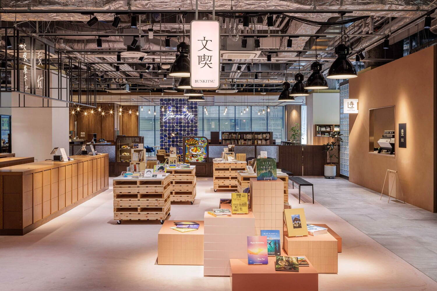 ショップオープン｜文喫の新旗艦店「ブンキツ トーキョー」ニュウマン高輪に、約10万冊の本とエリア最大級カフェラウンジ