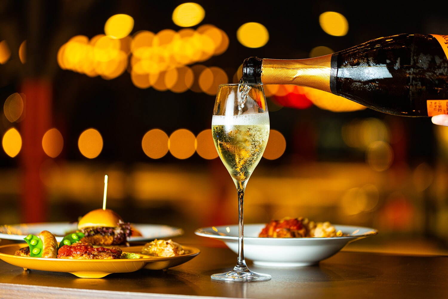 東京會舘25年ビアガーデン「銀座スカイビアテラス」東京駅や丸の内の夜景と楽しむビール＆肉プレートなど｜写真2