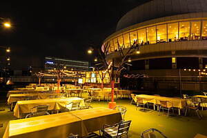 東京會舘25年ビアガーデン「銀座スカイビアテラス」東京駅や丸の内の夜景と楽しむビール＆肉プレートなど｜写真1