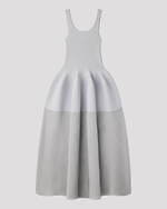 CFCL“バレエ衣装”から生まれた日常着、壺型ノースリーブニットドレス＆透けニットトップス｜写真6