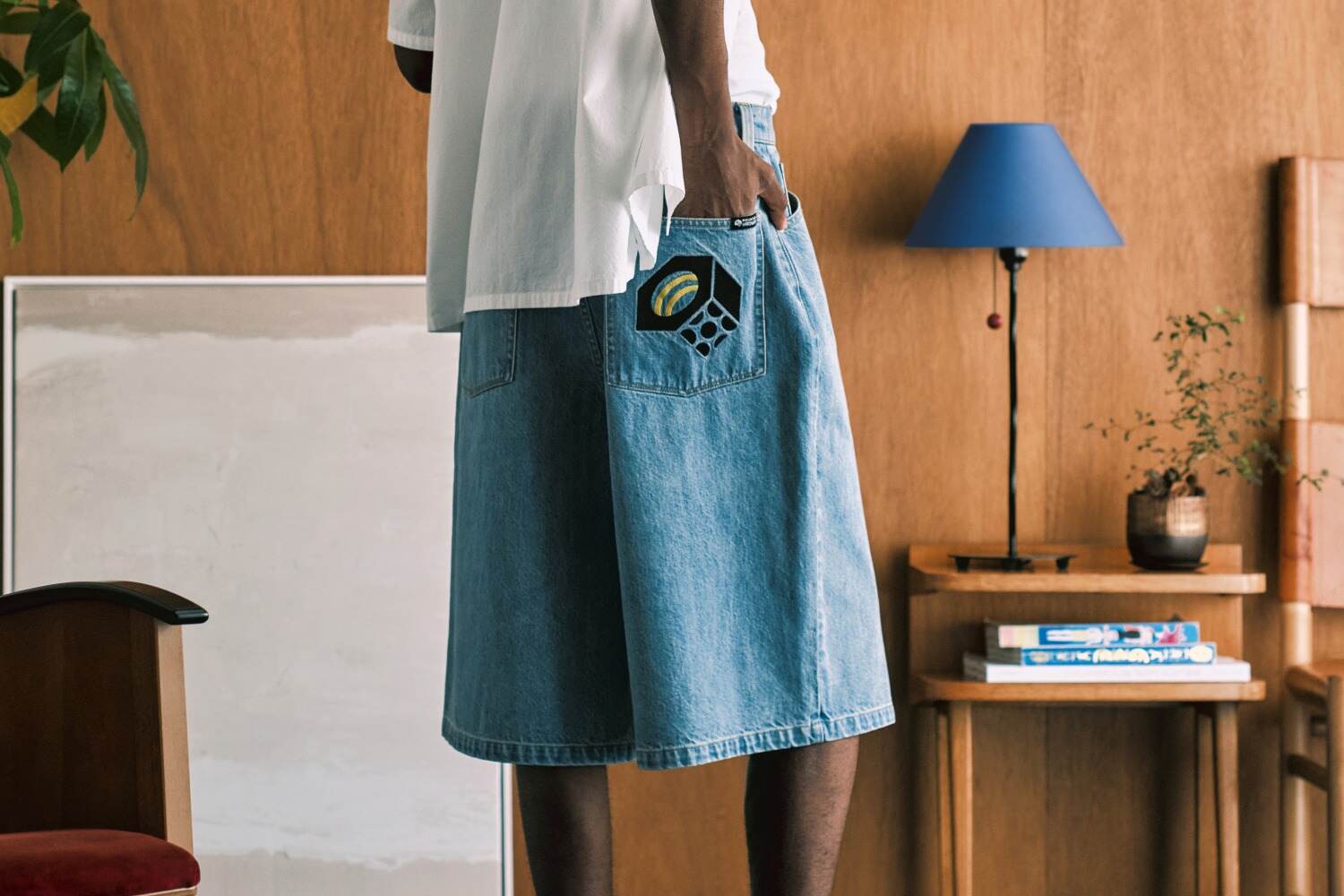 デニムパンツ｜ビームス×マウンテンハードウェアのデニムショーツ、刺繍バックポケット＆“ナット風”ボタンで