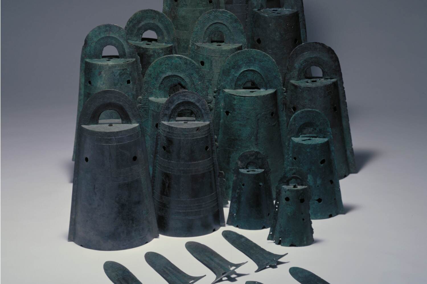 博物館｜特別展「銅鐸とムラ」神戸市立博物館で - 国宝の銅鐸・銅戈群を公開、“銅鐸を複数埋める”意味とは？