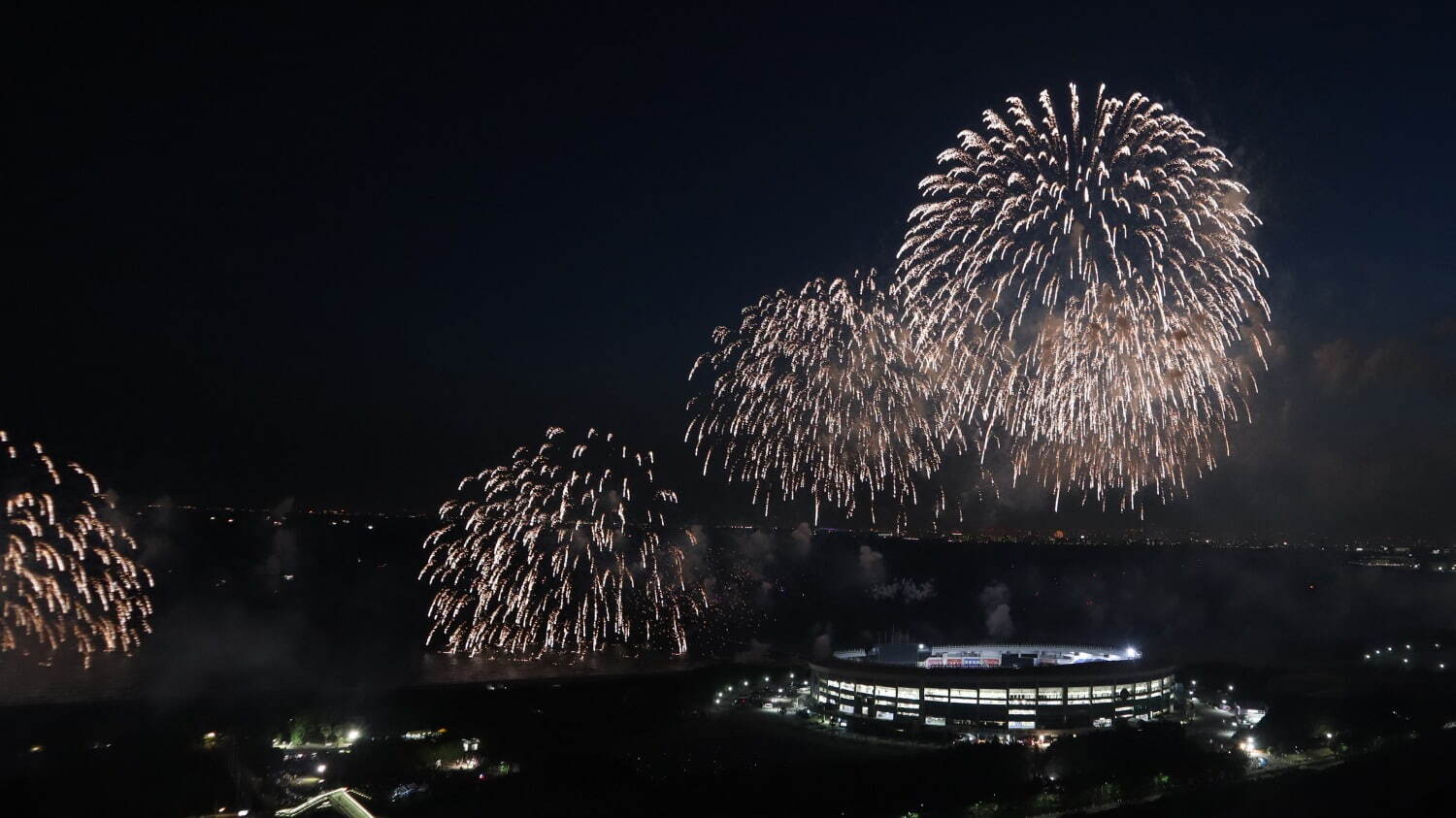 「幕張ビーチ花火フェスタ2025」千葉・幕張海浜公園で、海上花火や“チーバくん”花火など約2万発｜写真2