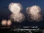 「幕張ビーチ花火フェスタ2025」千葉・幕張海浜公園で、海上花火や“チーバくん”花火など約2万発｜写真1