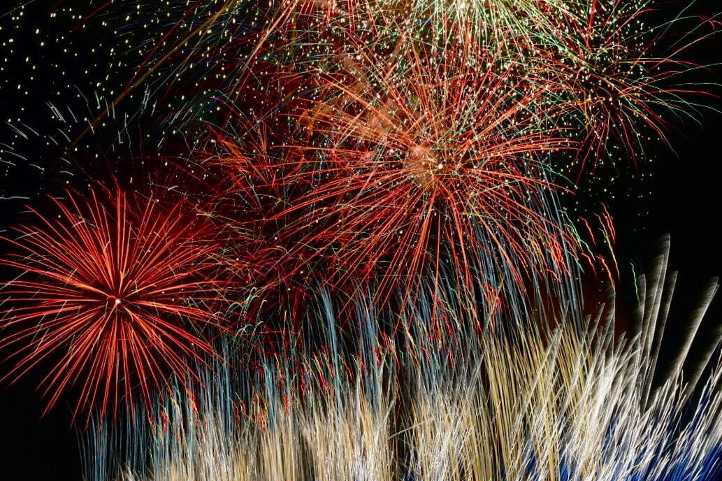 日本の伝統｜東京「葛飾納涼花火大会 2025」約15,000発の花火を打ち上げ、柴又野球場で開催