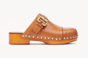 クロエ“丸みライン”のラフィアトートバッグ、スタッズ煌めくクロッグサンダルも｜写真9