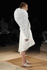 形の無いものを形にした驚愕のクリエイション : アンリアレイジ(ANREALAGE)、2011年春夏コレクション｜写真1