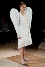 形の無いものを形にした驚愕のクリエイション : アンリアレイジ(ANREALAGE)、2011年春夏コレクション｜写真2