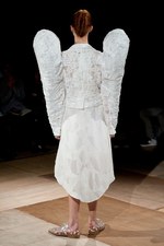 形の無いものを形にした驚愕のクリエイション : アンリアレイジ(ANREALAGE)、2011年春夏コレクション｜写真3