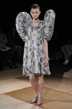 形の無いものを形にした驚愕のクリエイション : アンリアレイジ(ANREALAGE)、2011年春夏コレクション｜写真4