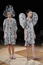 形の無いものを形にした驚愕のクリエイション : アンリアレイジ(ANREALAGE)、2011年春夏コレクション｜写真5