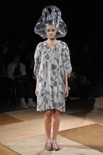 形の無いものを形にした驚愕のクリエイション : アンリアレイジ(ANREALAGE)、2011年春夏コレクション｜写真6