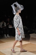 形の無いものを形にした驚愕のクリエイション : アンリアレイジ(ANREALAGE)、2011年春夏コレクション｜写真7