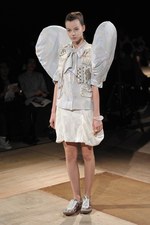 形の無いものを形にした驚愕のクリエイション : アンリアレイジ(ANREALAGE)、2011年春夏コレクション｜写真8