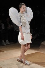 形の無いものを形にした驚愕のクリエイション : アンリアレイジ(ANREALAGE)、2011年春夏コレクション｜写真10
