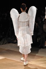 形の無いものを形にした驚愕のクリエイション : アンリアレイジ(ANREALAGE)、2011年春夏コレクション｜写真14