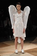 形の無いものを形にした驚愕のクリエイション : アンリアレイジ(ANREALAGE)、2011年春夏コレクション｜写真15