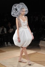 形の無いものを形にした驚愕のクリエイション : アンリアレイジ(ANREALAGE)、2011年春夏コレクション｜写真16