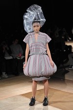 形の無いものを形にした驚愕のクリエイション : アンリアレイジ(ANREALAGE)、2011年春夏コレクション｜写真21