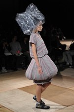 形の無いものを形にした驚愕のクリエイション : アンリアレイジ(ANREALAGE)、2011年春夏コレクション｜写真22