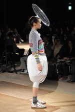 形の無いものを形にした驚愕のクリエイション : アンリアレイジ(ANREALAGE)、2011年春夏コレクション｜写真23