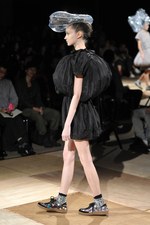 形の無いものを形にした驚愕のクリエイション : アンリアレイジ(ANREALAGE)、2011年春夏コレクション｜写真26