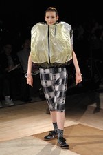 形の無いものを形にした驚愕のクリエイション : アンリアレイジ(ANREALAGE)、2011年春夏コレクション｜写真31