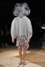 形の無いものを形にした驚愕のクリエイション : アンリアレイジ(ANREALAGE)、2011年春夏コレクション｜写真35