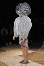 形の無いものを形にした驚愕のクリエイション : アンリアレイジ(ANREALAGE)、2011年春夏コレクション｜写真36