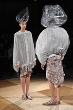 形の無いものを形にした驚愕のクリエイション : アンリアレイジ(ANREALAGE)、2011年春夏コレクション｜写真37
