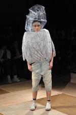 形の無いものを形にした驚愕のクリエイション : アンリアレイジ(ANREALAGE)、2011年春夏コレクション｜写真40