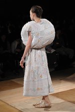 形の無いものを形にした驚愕のクリエイション : アンリアレイジ(ANREALAGE)、2011年春夏コレクション｜写真46