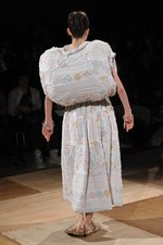 形の無いものを形にした驚愕のクリエイション : アンリアレイジ(ANREALAGE)、2011年春夏コレクション｜写真47