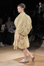 形の無いものを形にした驚愕のクリエイション : アンリアレイジ(ANREALAGE)、2011年春夏コレクション｜写真49