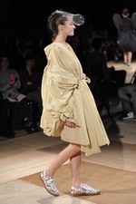 形の無いものを形にした驚愕のクリエイション : アンリアレイジ(ANREALAGE)、2011年春夏コレクション｜写真51