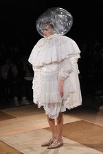 形の無いものを形にした驚愕のクリエイション : アンリアレイジ(ANREALAGE)、2011年春夏コレクション｜写真56