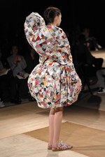 形の無いものを形にした驚愕のクリエイション : アンリアレイジ(ANREALAGE)、2011年春夏コレクション｜写真59