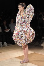 形の無いものを形にした驚愕のクリエイション : アンリアレイジ(ANREALAGE)、2011年春夏コレクション｜写真60